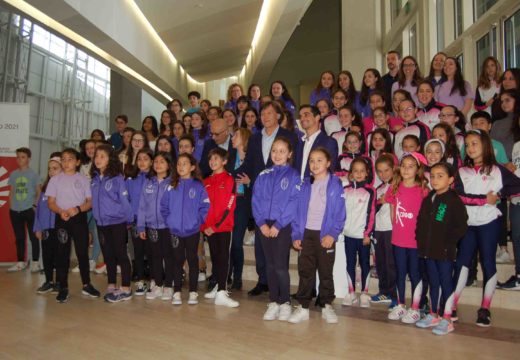 Medio millar de nenos comparten con Javier Fernández a presentación do seu espectáculo ‘Revolution on Ice’ que chegará a Coruña o 21 de decembro